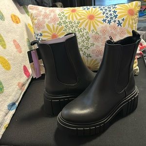 Brand new black memory foam boots✨❤️